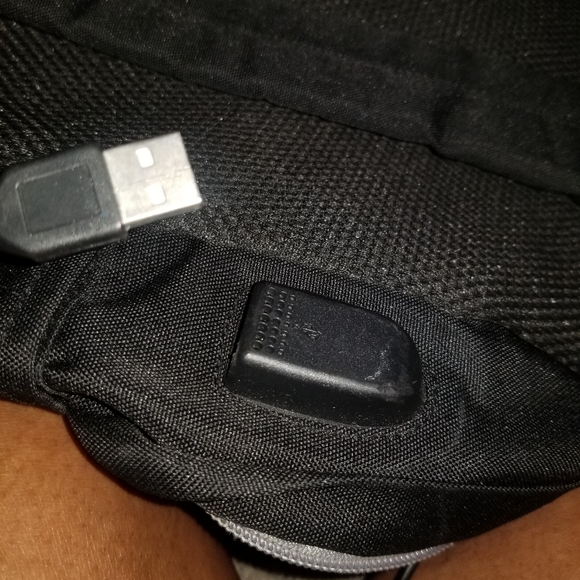 Tinyat Backpack with charging port - Picture 9 of 9